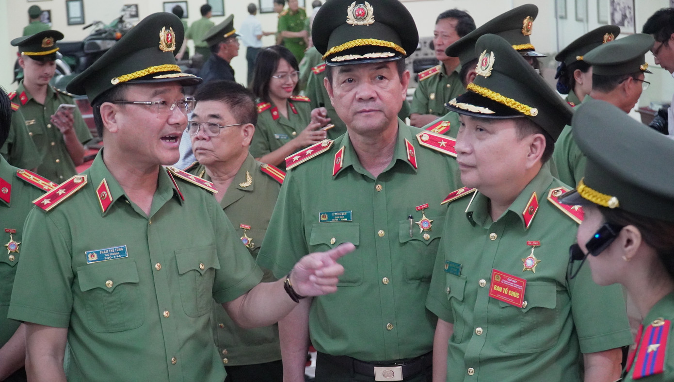 Trung tướng Phạm Thế Tùng (bìa trái) tham quan nhà trưng bày kế hoạch CM12.