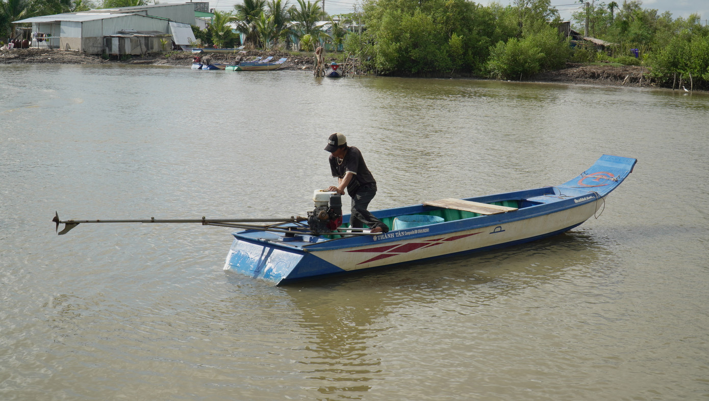 Không cần sắm tàu to, ghe lớn, mỗi xuồng câu chỉ cần một người đi, thăm câu ngoài biển tốn khoảng 3 đến 5 giờ là có thu nhập từ 500 đến một triệu đồng mỗi ngày. Không cần sắm tàu to, ghe lớn, mỗi xuồng câu chỉ cần một người đi, thăm câu ngoài biển tốn khoảng 3 đến 5 giờ là có thu nhập từ 500 đến một triệu đồng mỗi ngày.