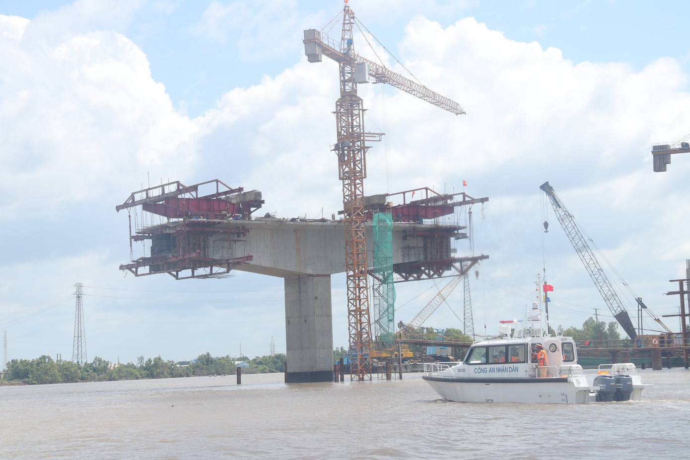 Nhịp giữa sông cầu Gành Hào đang triển khai thi công các trụ T6, T7, T8 và T9. Nhịp giữa sông cầu Gành Hào đang triển khai thi công các trụ T6, T7, T8 và T9.