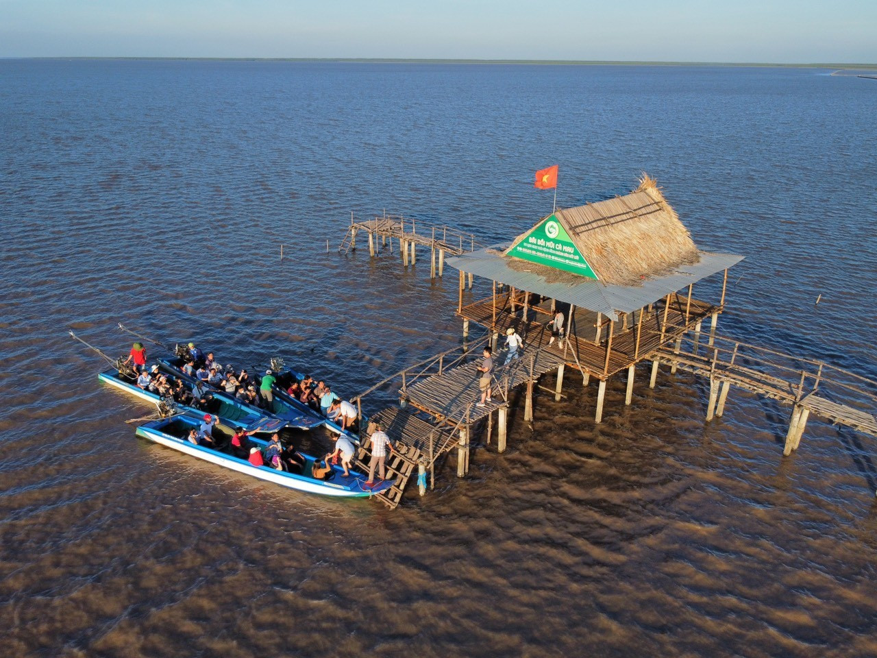 Du khách có thể nghỉ ngơi thư giãn tại trạm dừng chân “độc nhất vô nhị” trên bãi bồi biển Tây – nơi hàng năm lấn ra biển từ 80 – 100m nhờ phù sa từ thượng nguồn sông Mekong đổ về. Ảnh: Văn Dũng.