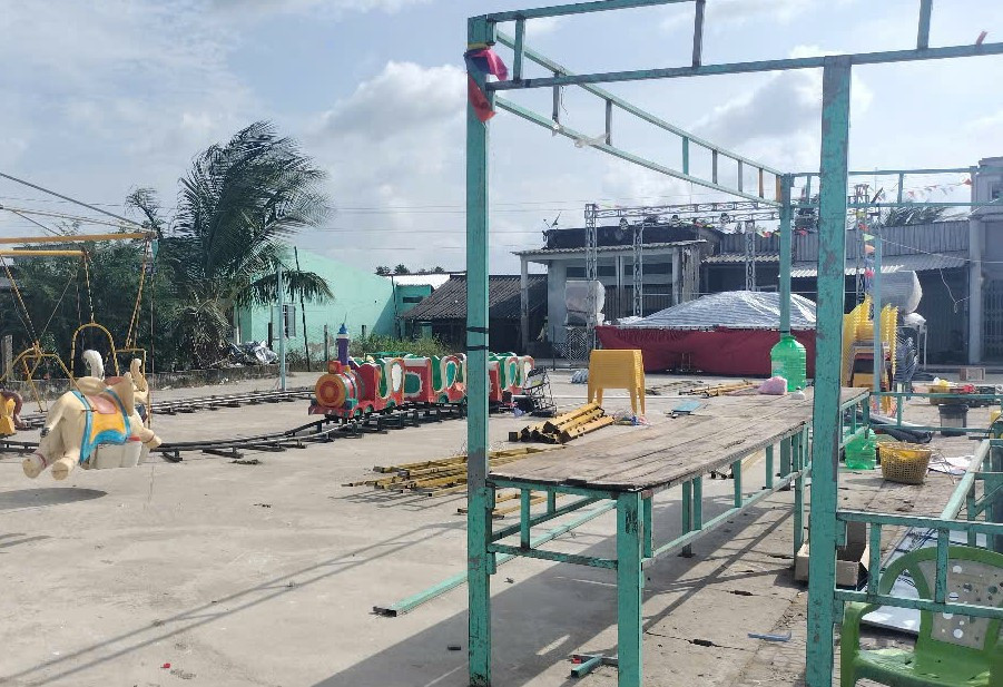 Khu vực tổ chức đoàn lô tô đang đóng tại Nhà văn hoá khóm 3, thị trấn Cái Đôi Vàm.