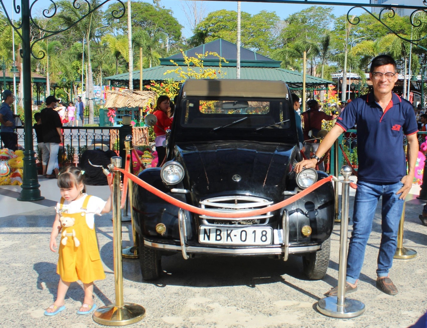 Nhiều du khách không thể bỏ qua hình ảnh chiếc xe mà Công tử Bạc Liêu đã từng sử dụng. Nhiều du khách không thể bỏ qua hình ảnh chiếc xe mà Công tử Bạc Liêu đã từng sử dụng.