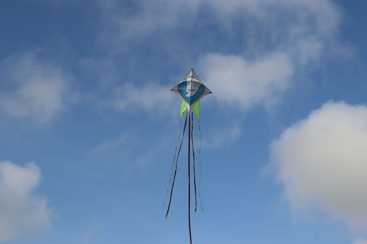 Ngày 16/11, tại thị trấn Sông Đốc, huyện Trần Văn Thời (Cà Mau) đã diễn ra ngày hội thả diều. Ngày 16/11, tại thị trấn Sông Đốc, huyện Trần Văn Thời (Cà Mau) đã diễn ra ngày hội thả diều.