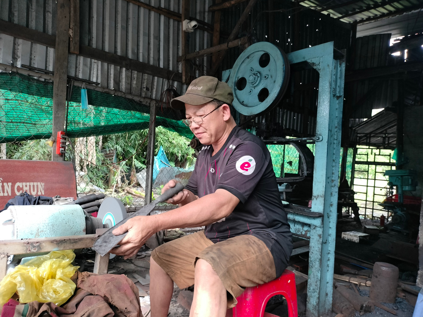 Nghề rèn quan trọng ở khâu chọn nhiên liệu, loại thép, và phải trải qua nhiều công đoạn nhưng không theo khuôn mẫu hay chuẩn mực nào, hầu như chỉ dựa vào kinh nghiệm của người trước để lại.