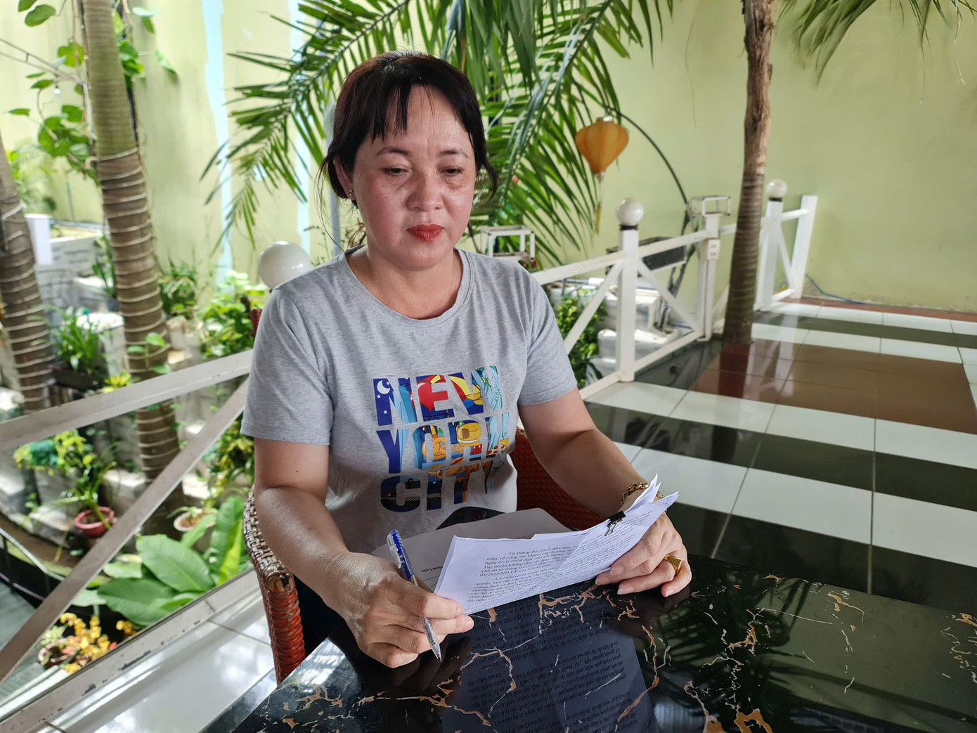 Dược sĩ Phạm Thị Mai Ninh, viên chức Phòng Kế hoạch - Nghiệp vụ, Trung tâm Y tế TP. Cà Mau phản ánh đến PV Tiền Phong việc bị cắt 1 nửa phụ cấp nghề. Dược sĩ Phạm Thị Mai Ninh, viên chức Phòng Kế hoạch - Nghiệp vụ, Trung tâm Y tế TP. Cà Mau phản ánh đến PV Tiền Phong việc bị cắt 1 nửa phụ cấp nghề.