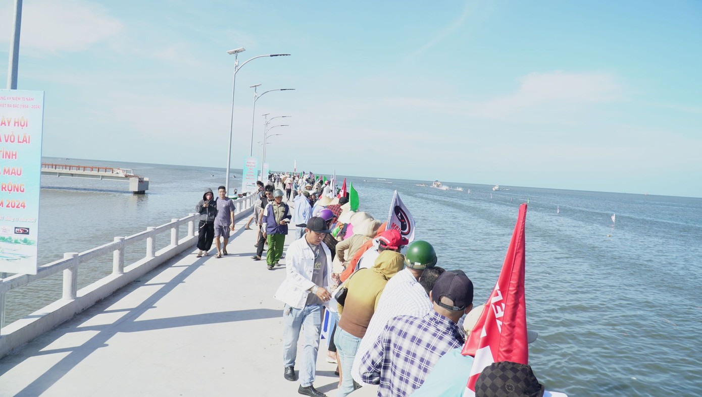 Từ khá sớm, rất đông người dân đã đến hưởng ứng, cổ vũ cho các tay đua tranh tài tại ngày hội đua vỏ lãi. Từ khá sớm, rất đông người dân đã đến hưởng ứng, cổ vũ cho các tay đua tranh tài tại ngày hội đua vỏ lãi.