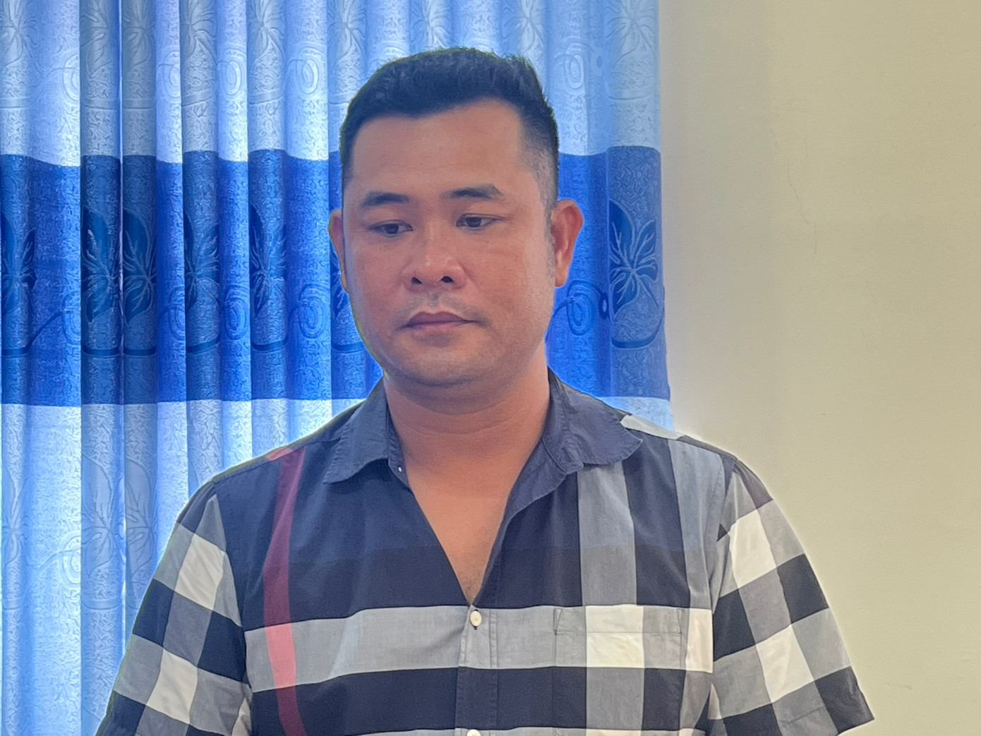 Tuấn tại cơ quan công an. Ảnh: Hoàng Giang.