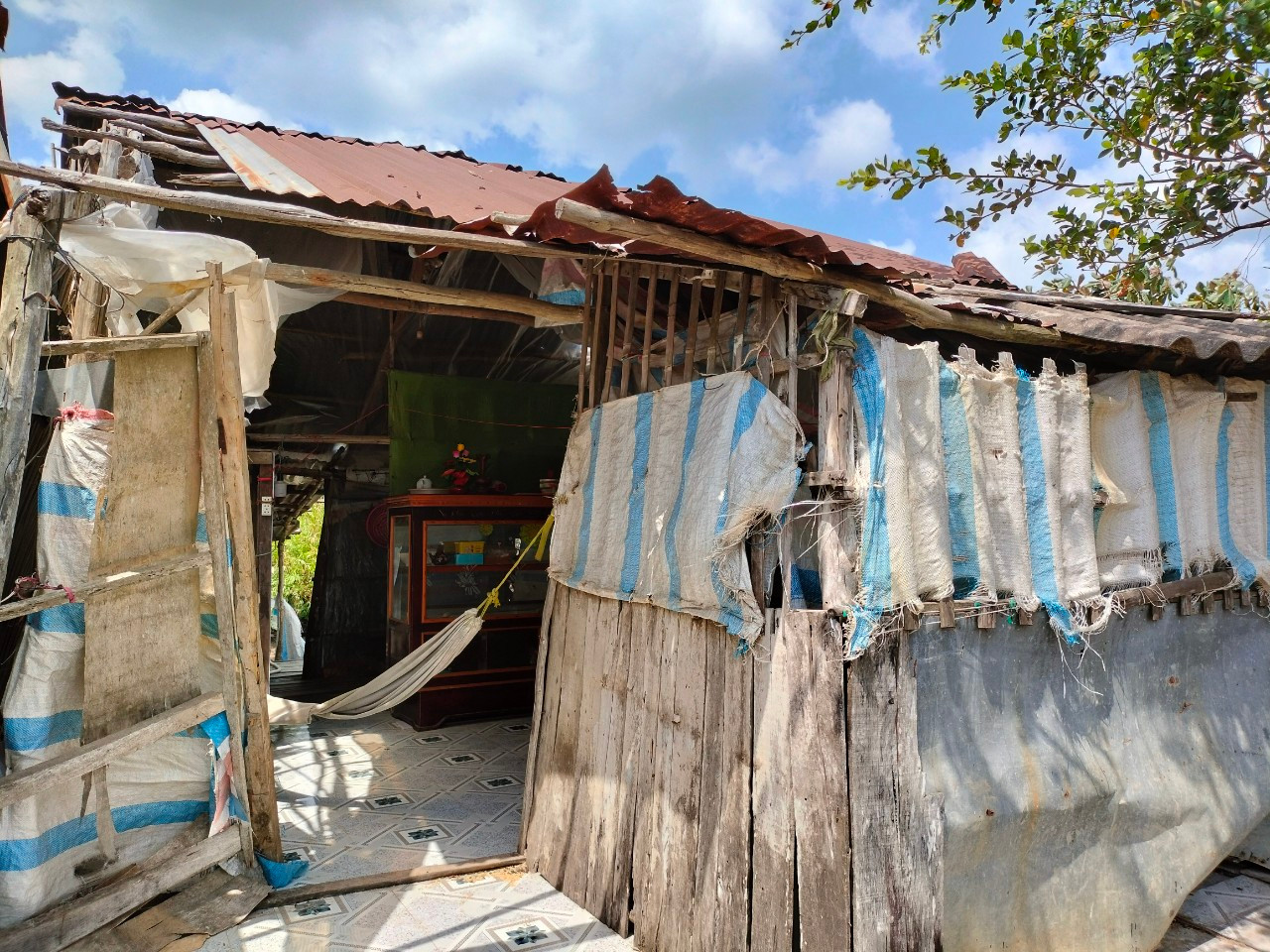 Căn nhà tạm của ông Hây đã xuống cấp nghiêm trọng. Căn nhà tạm của ông Hây đã xuống cấp nghiêm trọng.