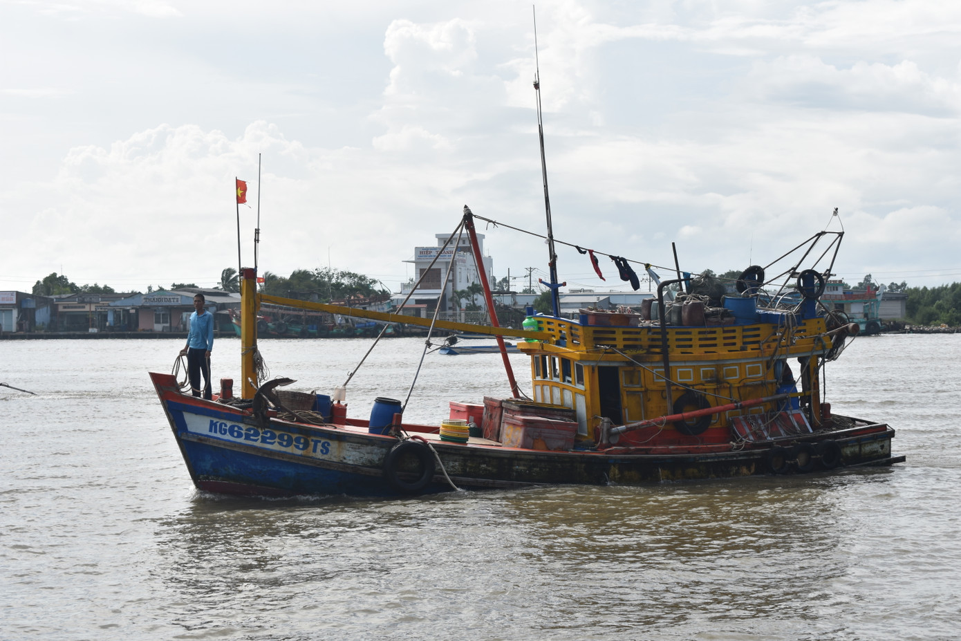 Tàu cá tỉnh Kiên Giang bị tấn công khi đánh bắt trên vùng biển Cà Mau. Tàu cá tỉnh Kiên Giang bị tấn công khi đánh bắt trên vùng biển Cà Mau.