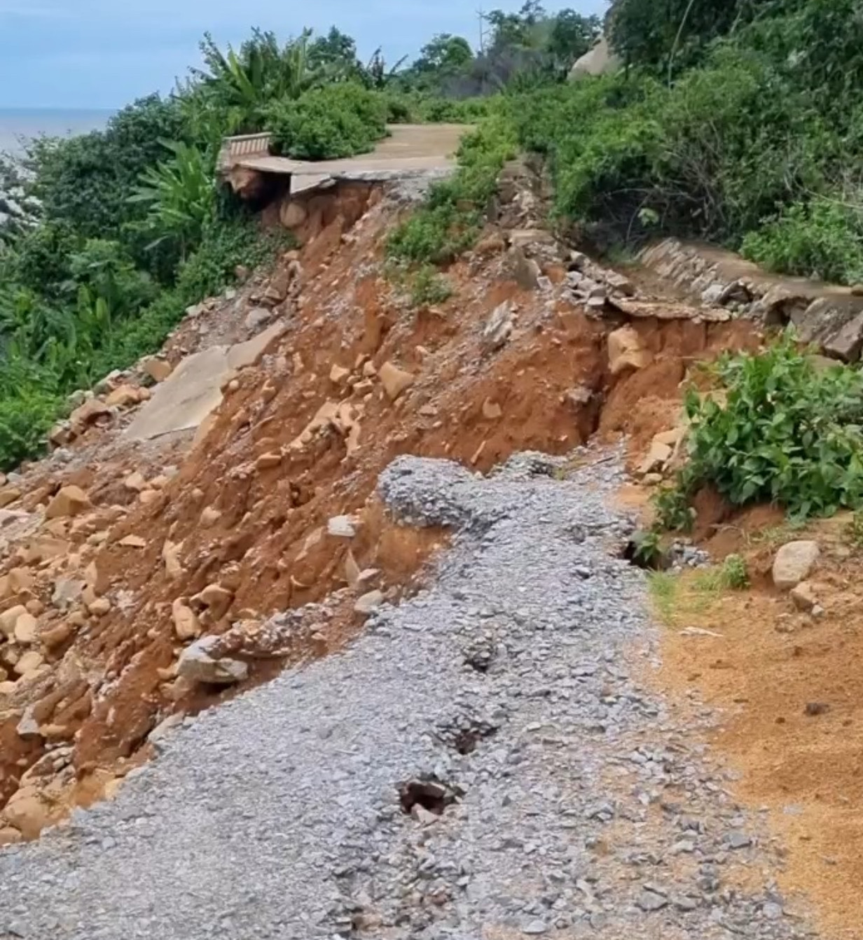 Tuyến đường trên đảo Hòn Tre bị sạt lở.