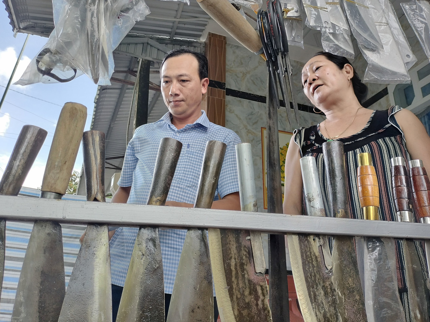 Ông Trương Văn Thuận – Chủ tịch thị trấn Ngan Dừa (huyện Hồng Dân) cho biết, vào thời hưng thịnh nghề rèn dao có khoảng 25 hộ, nhưng hiện nay còn 14 hộ gắn bó với nghề. Dao Ngan Dừa “tôn trọng chữ tín” hàng đầu nên vẫn luôn có khách đến đặt hàng.