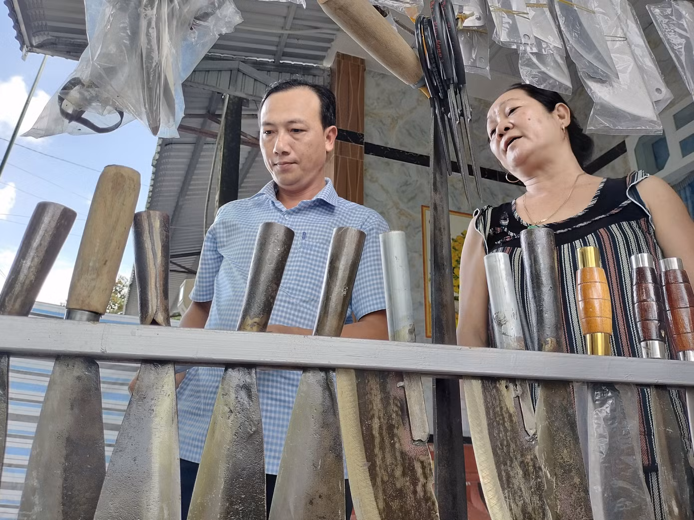 Ông Trương Văn Thuận – Chủ tịch thị trấn Ngan Dừa (huyện Hồng Dân) cho biết, vào thời hưng thịnh nghề rèn dao có khoảng 25 hộ, nhưng hiện nay còn 14 hộ gắn bó với nghề. Dao Ngan Dừa “tôn trọng chữ tín” hàng đầu nên vẫn luôn có khách đến đặt hàng. Ông Trương Văn Thuận – Chủ tịch thị trấn Ngan Dừa (huyện Hồng Dân) cho biết, vào thời hưng thịnh nghề rèn dao có khoảng 25 hộ, nhưng hiện nay còn 14 hộ gắn bó với nghề. Dao Ngan Dừa “tôn trọng chữ tín” hàng đầu nên vẫn luôn có khách đến đặt hàng.