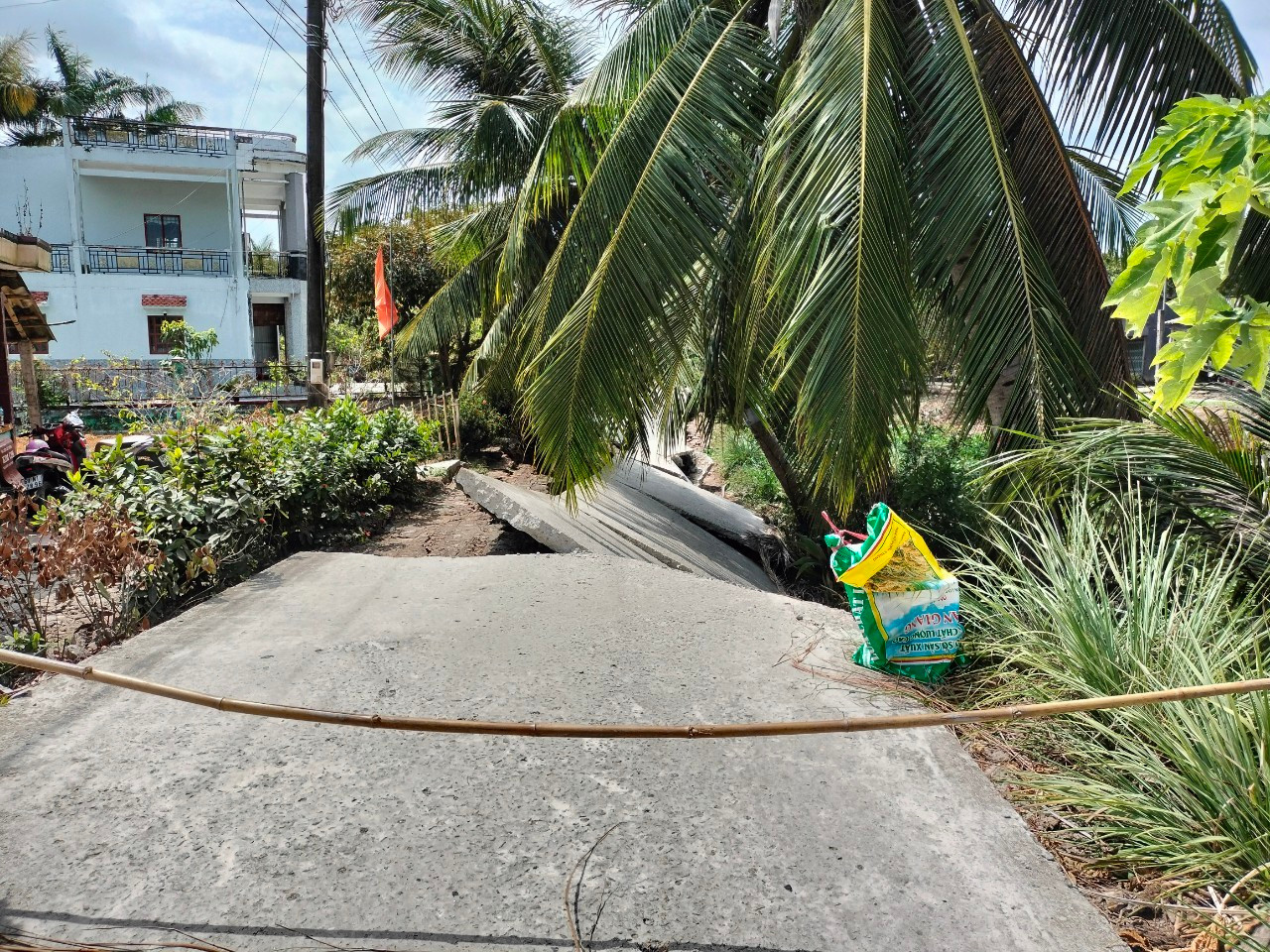 Trong những năm gần đây, tình trạng biến đổi khí hậu diễn ra dẫn đến hạn hán, thiếu nước, xâm nhập mặn, sạt lở, sụt lún ảnh hưởng đến các công trình giao thông, sản xuất của người dân. Trong những năm gần đây, tình trạng biến đổi khí hậu diễn ra dẫn đến hạn hán, thiếu nước, xâm nhập mặn, sạt lở, sụt lún ảnh hưởng đến các công trình giao thông, sản xuất của người dân.