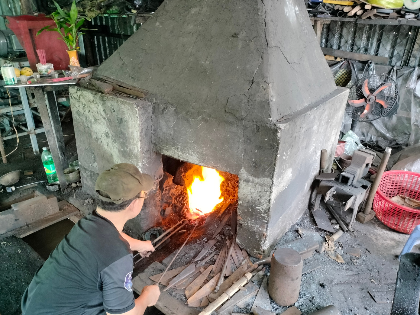 Làm rèn là phải thường xuyên tiếp xúc với lửa nóng, nên đòi hỏi người thợ phải có sức vóc và đôi tay khéo léo, đôi mắt tinh anh và sự kiên nhẫn.