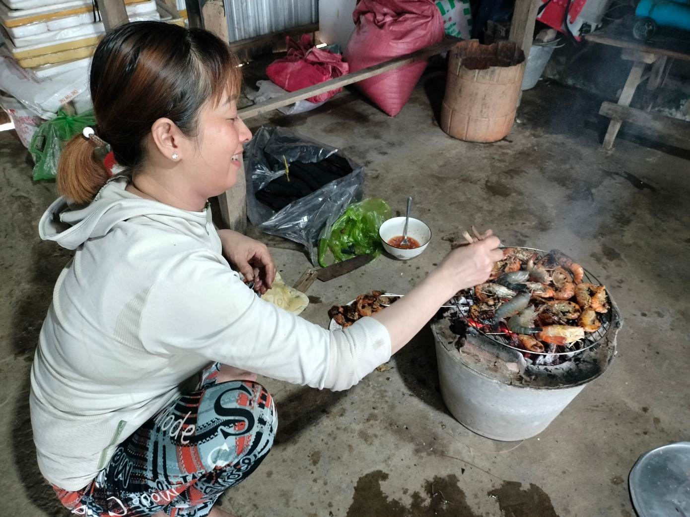 Tôm càng xanh nướng chấm với muối tiêu chanh hoặc muối ớt là món ăn không thể bỏ qua khi tới Cà Mau, với những con tôm được nuôi bán tự nhiên.