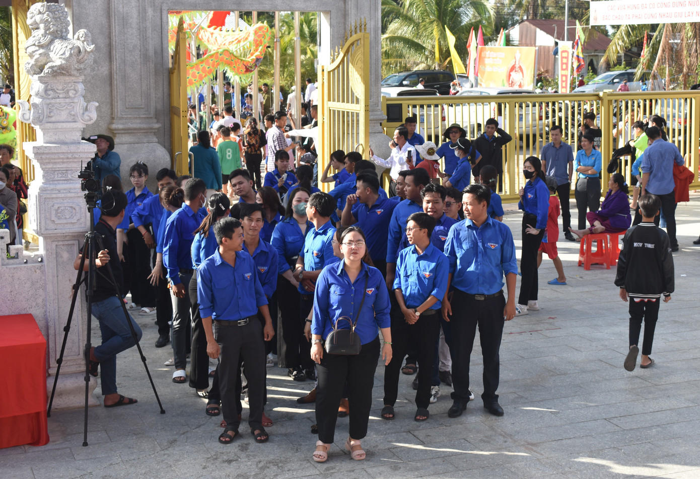 Tuổi trẻ Cà Mau luôn đoàn kết một lòng, kề vai sát cánh. Tuổi trẻ Cà Mau luôn đoàn kết một lòng, kề vai sát cánh.
