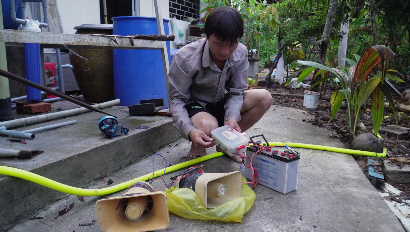 Nếu như ngày xưa, nông dân nghe tiếng ếch kêu ở đâu soi đèn tới đó để bắt. Còn thời nay, nông dân dùng loa phát lại tiếng ếch, dẫn dụ ếch tới vị trí người bắt chờ sẵn.