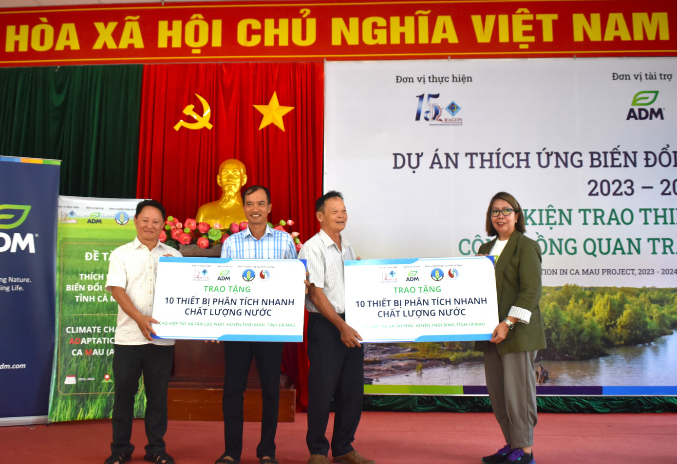 PGS.TS. Văn Phạm Đăng Trí và bà Clare Torralba trao 20 thiết bị phân tích nhanh chất lượng nước cho 2 hợp tác xã huyện Thới Bình. PGS.TS. Văn Phạm Đăng Trí và bà Clare Torralba trao 20 thiết bị phân tích nhanh chất lượng nước cho 2 hợp tác xã huyện Thới Bình.