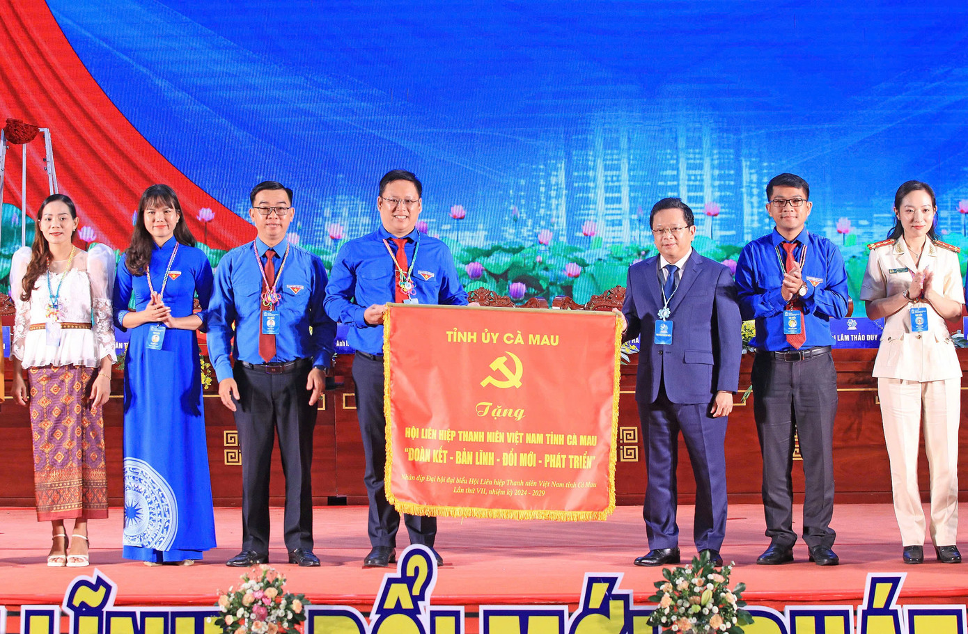 Tỉnh ủy Cà Mau tặng Hội LHTN Việt Nam tỉnh Cà Mau bức trướng với nội dung: “ĐOÀN KẾT – BẢN LĨNH – ĐỔI MỚI – PHÁT TRIỂN”.