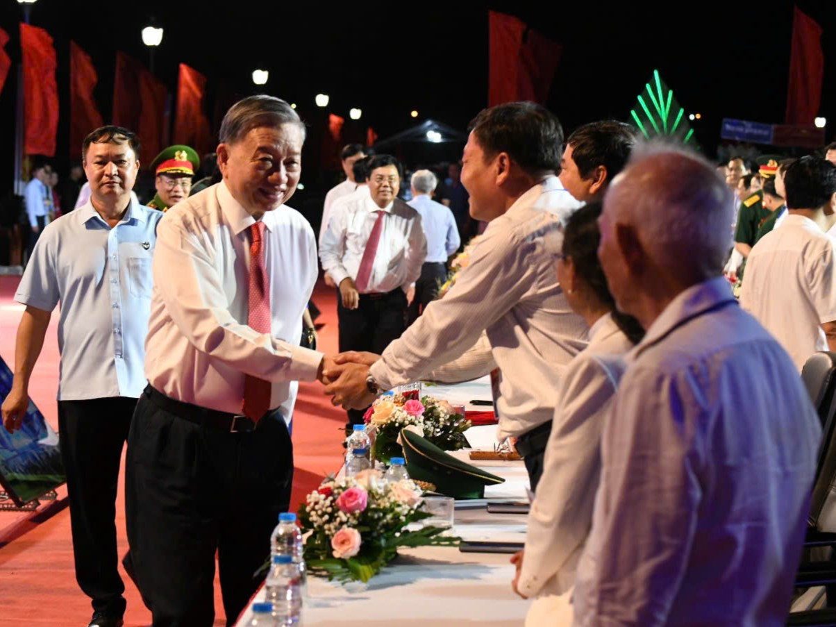 Tổng Bí thư Tô Lâm dự kỷ niệm 70 năm sự kiện tập kết ra Bắc tại Cà Mau. Ảnh: Phú Quang. Tổng Bí thư Tô Lâm dự kỷ niệm 70 năm sự kiện tập kết ra Bắc tại Cà Mau. Ảnh: Phú Quang.