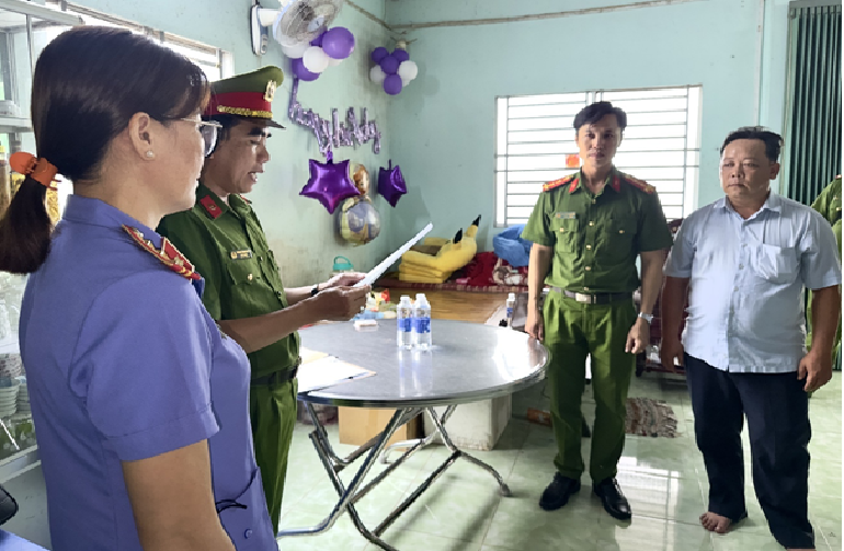 Cơ quan Cảnh sát điều tra Công an tỉnh Bạc Liêu đã tống đạt quyết định khởi tố bị can, lệnh cấm đi khỏi nơi cư trú đối với Bùi Thiều Đỗ Lê. Ảnh: Trọng Nguyễn. Cơ quan Cảnh sát điều tra Công an tỉnh Bạc Liêu đã tống đạt quyết định khởi tố bị can, lệnh cấm đi khỏi nơi cư trú đối với Bùi Thiều Đỗ Lê. Ảnh: Trọng Nguyễn.