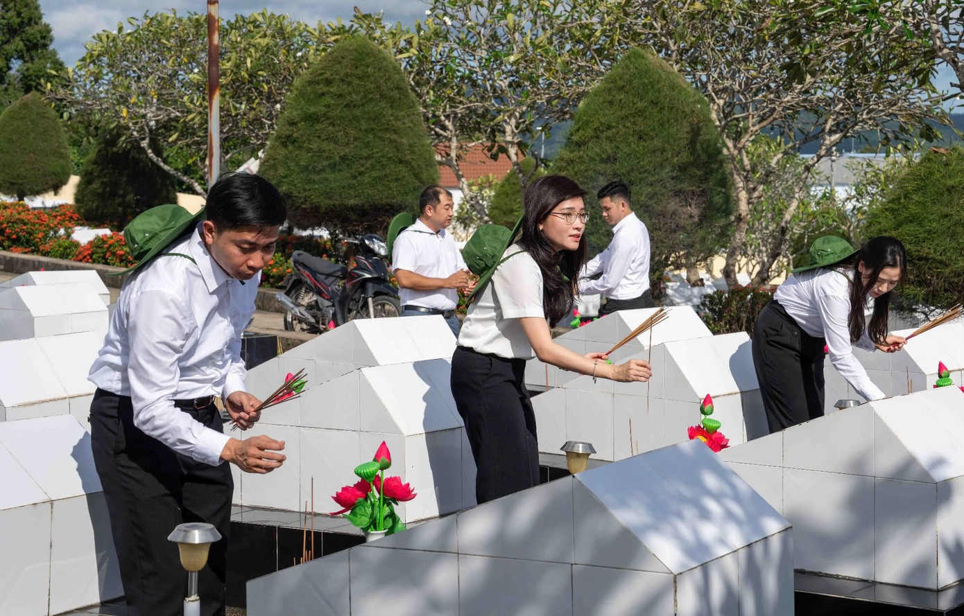 Những nén hương tỏ lòng biết ơn với hơn 3.300 liệt sĩ, anh hùng Lực lượng vũ trang. Những nén hương tỏ lòng biết ơn với hơn 3.300 liệt sĩ, anh hùng Lực lượng vũ trang.