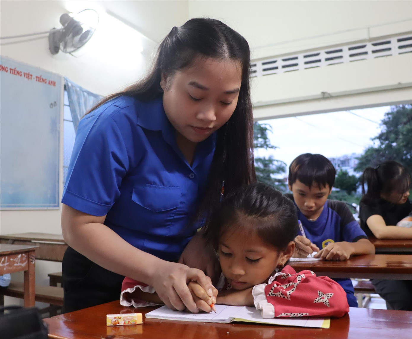 Cô Thùy hướng dẫn học trò viết bài.