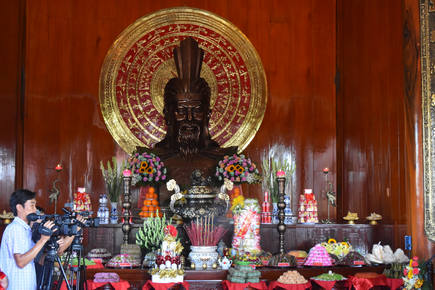 Đền thờ Vua Hùng tại Cà Mau được trùng tu với cơ ngơi khang trang, không gian tôn kính. Đền thờ Vua Hùng tại Cà Mau được trùng tu với cơ ngơi khang trang, không gian tôn kính.