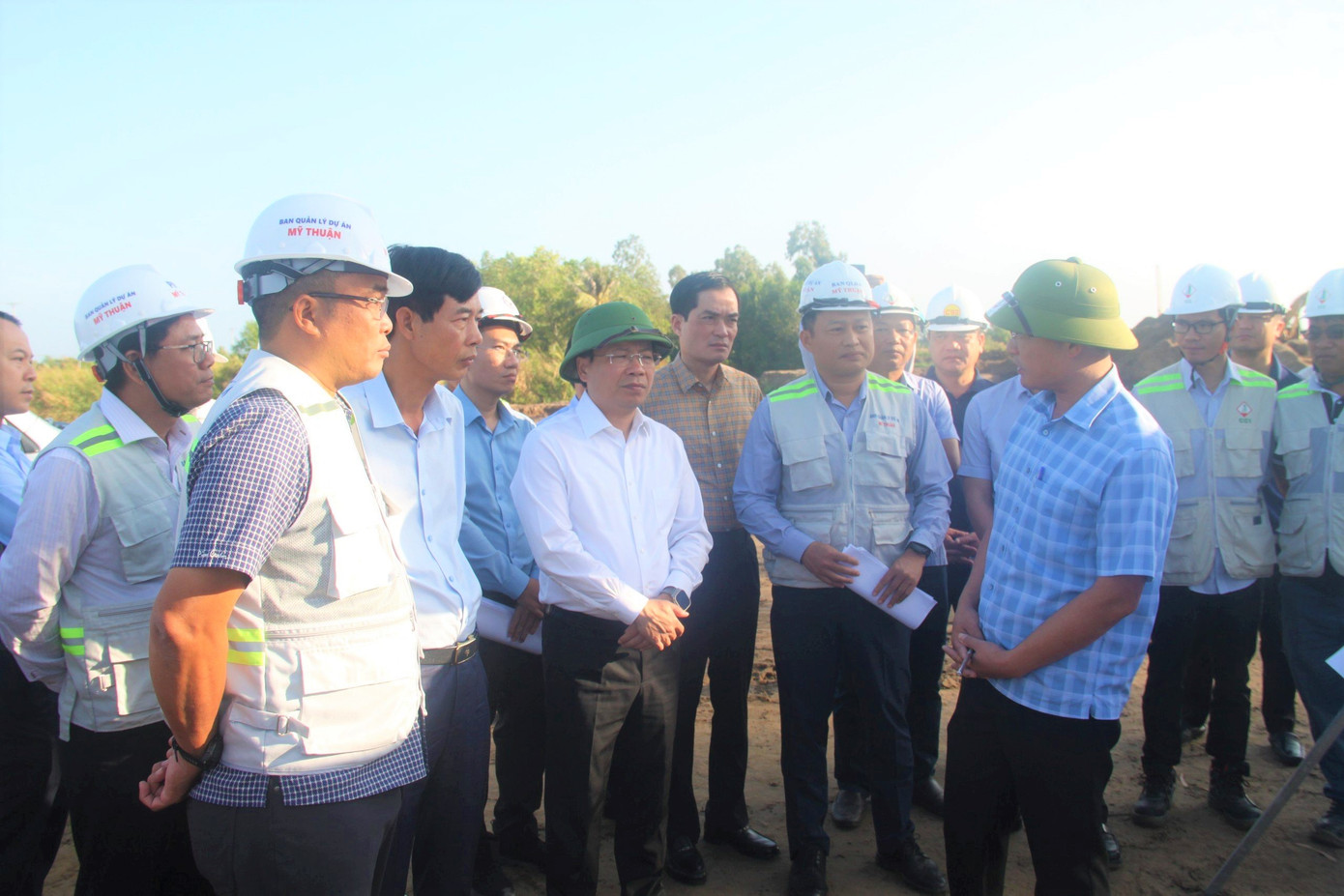 Thứ trưởng Bộ GTVT Nguyễn Duy Lâm kiểm tra tình hình thi công tại gói thầu XL03 thuộc dự án thành phần đoạn Hậu Giang - Cà Mau đoạn qua tỉnh Cà Mau. Thứ trưởng Bộ GTVT Nguyễn Duy Lâm kiểm tra tình hình thi công tại gói thầu XL03 thuộc dự án thành phần đoạn Hậu Giang - Cà Mau đoạn qua tỉnh Cà Mau.