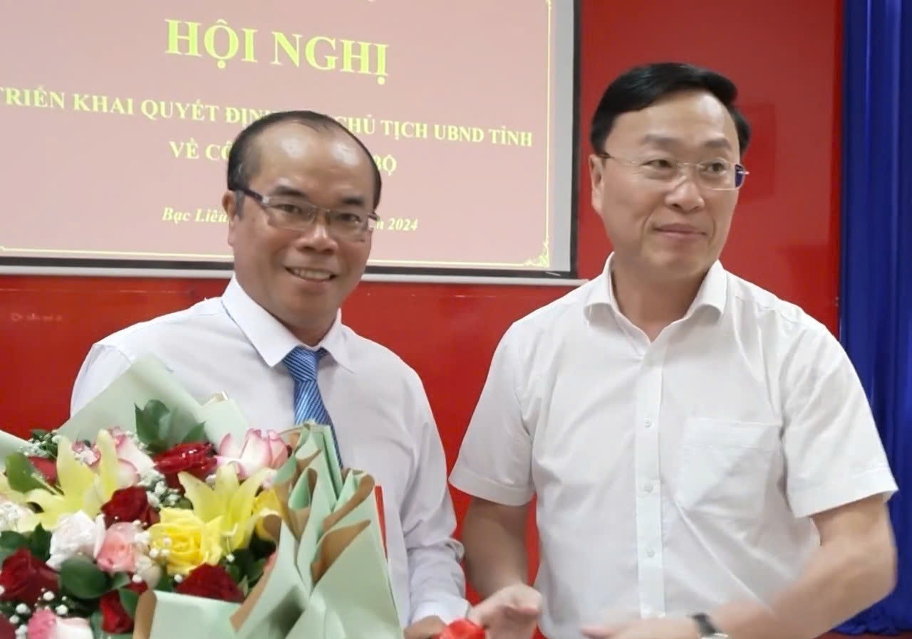 Ông Lâm Hồ Sĩ (trái) được bổ nhiệm làm Giám đốc Đài Phát thanh - Truyền hình tỉnh Bạc Liêu.