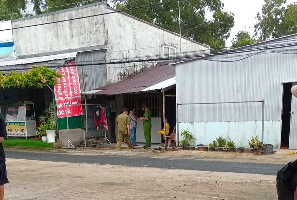 Công an ghi nhận hiện trường vụ bà H treo cổ tử vong. Công an ghi nhận hiện trường vụ bà H treo cổ tử vong.