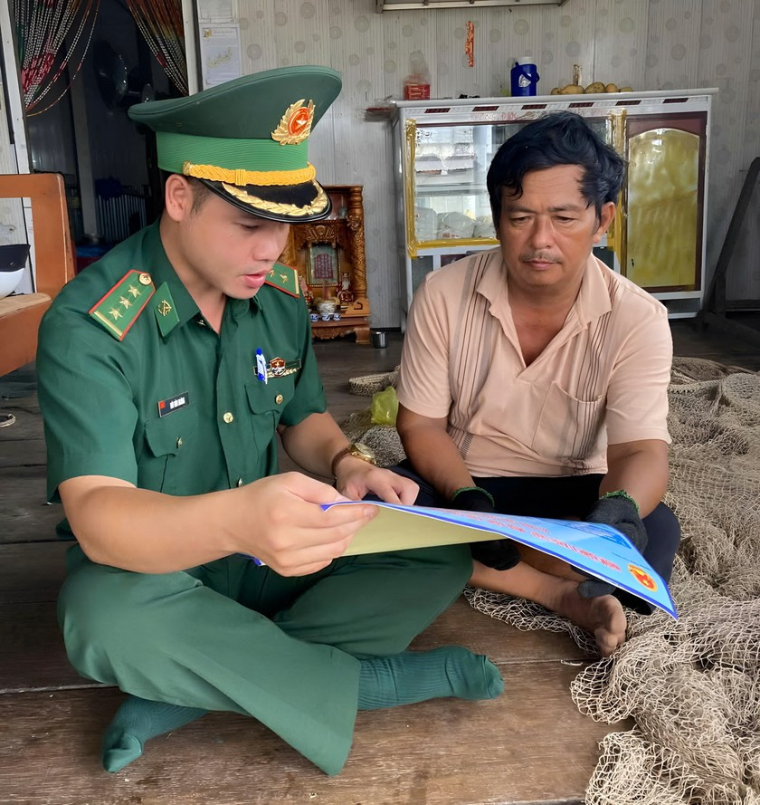 Cán bộ Đồn Biên phòng Đất Mũi (Bộ đội Biên phòng Cà Mau) còn đến tận nhà từng người dân để tuyên truyền nội dung Nghị quyết 04.