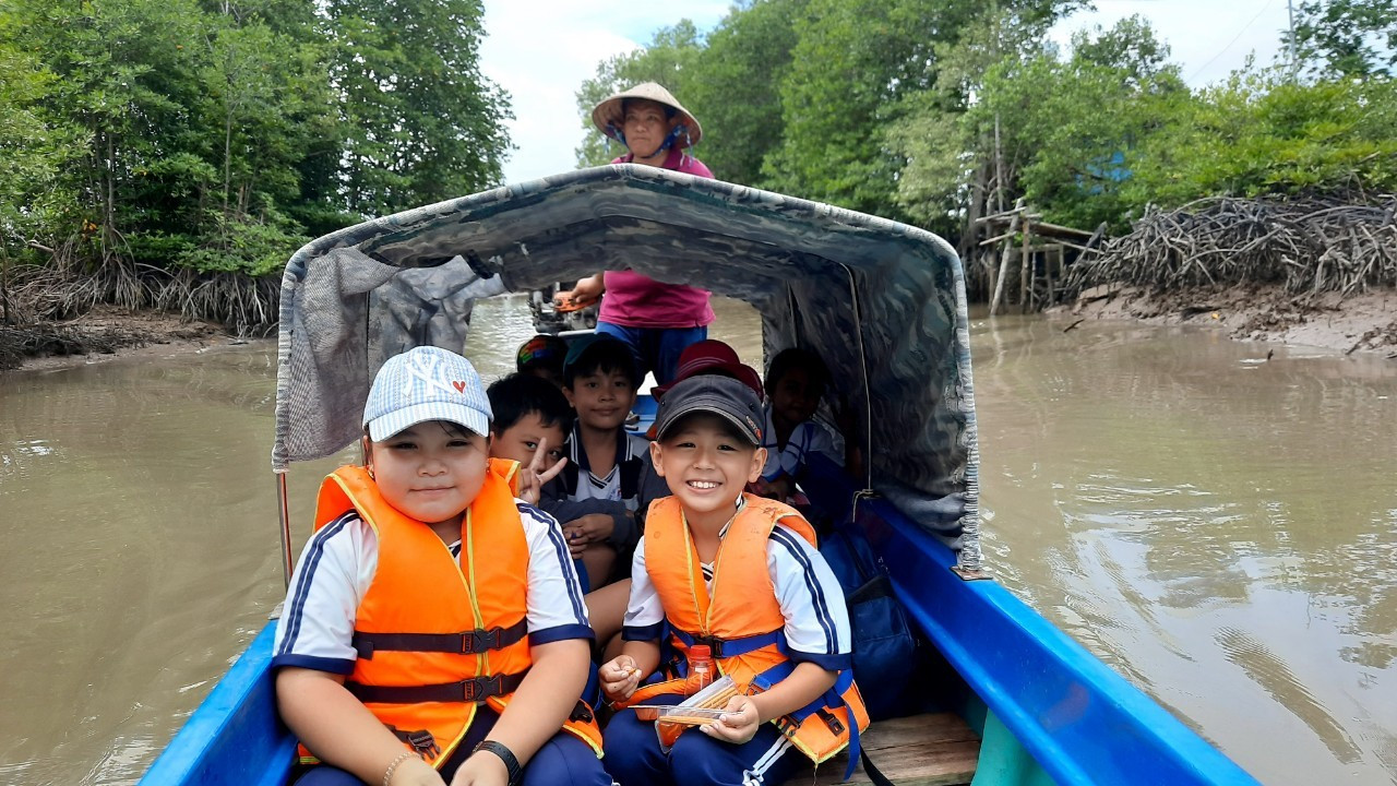 Năm học 2023 – 2024, toàn huyện Ngọc Hiển có 1.624 học sinh đi học bằng đò, bằng xuồng. Ngay từ đầu năm học, các trường thường xuyên vận động mạnh thường quân, nhà hảo tâm hỗ trợ áo phao để các em đến trường.