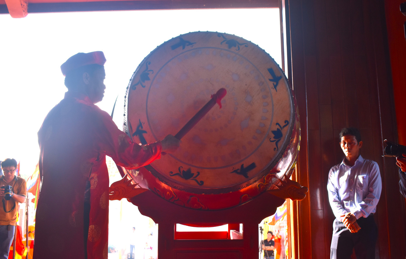 Chủ tịch tỉnh Cà Mau - Huỳnh Quốc Việt thỉnh 3 hồi trống lễ nhằm bày tỏ lòng thành cẩn cáo cùng tổ tiên. Chủ tịch tỉnh Cà Mau - Huỳnh Quốc Việt thỉnh 3 hồi trống lễ nhằm bày tỏ lòng thành cẩn cáo cùng tổ tiên.