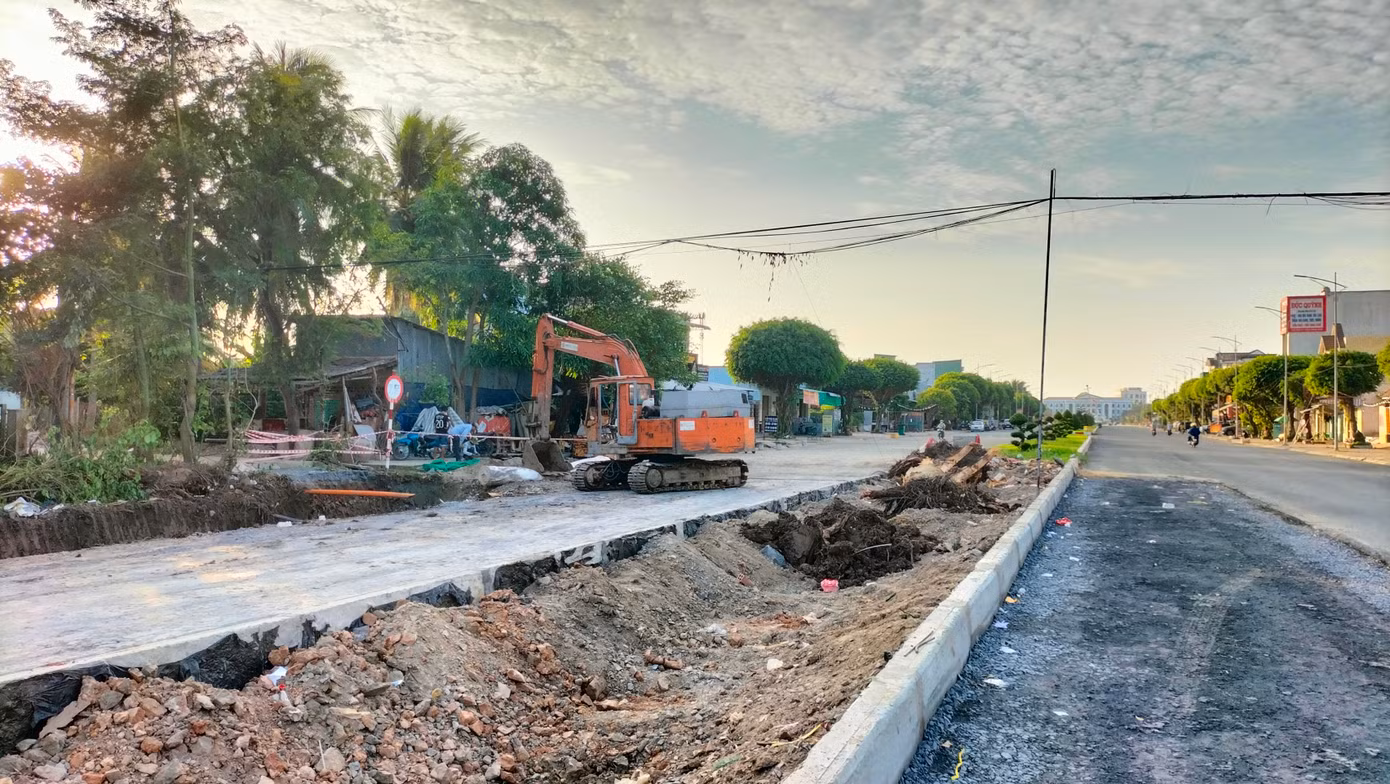 Theo ghi nhận của phóng viên Tiền Phong, các đơn vị thi công khẩn trương thi công đường Võ Văn Kiệt ngay sau khi đại diện hộ dân cuối cùng bàn giao mặt bằng.