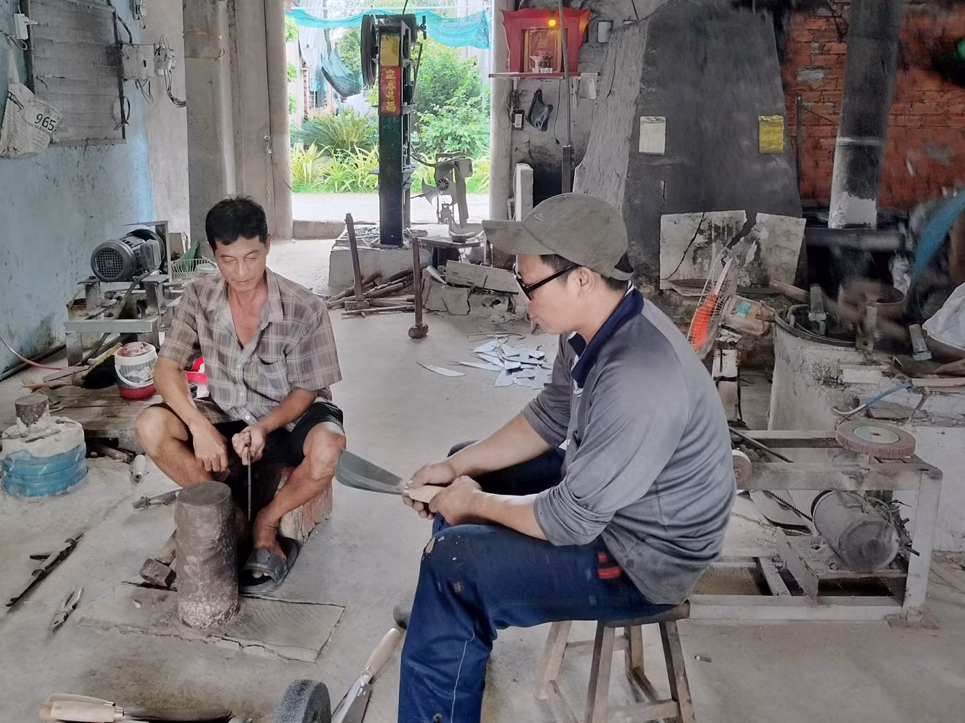 “Nghề này gia truyền qua nhiều đời, như cái gốc của Ngan Dừa nên mình phải biết trân trọng giữ gìn và nối nghiệp. Nếu muốn làm ra sản phẩm phải trải qua mấy chục công đoạn, nên ở 63 tỉnh, thành cả nước chắc không ai làm đâu, bởi nghề này cực lắm”, anh Nguyên tâm sự. “Nghề này gia truyền qua nhiều đời, như cái gốc của Ngan Dừa nên mình phải biết trân trọng giữ gìn và nối nghiệp. Nếu muốn làm ra sản phẩm phải trải qua mấy chục công đoạn, nên ở 63 tỉnh, thành cả nước chắc không ai làm đâu, bởi nghề này cực lắm”, anh Nguyên tâm sự.