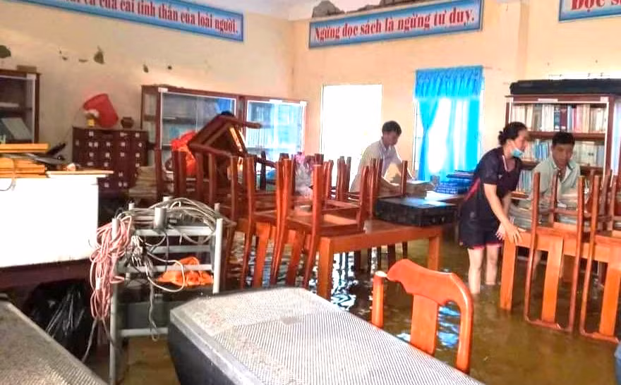 Thầy cô di chuyển đồ dùng, trang thiết bị đến khu vực khô ráo, tránh triều cường làm hư hỏng, thiệt hại. Thầy cô di chuyển đồ dùng, trang thiết bị đến khu vực khô ráo, tránh triều cường làm hư hỏng, thiệt hại.