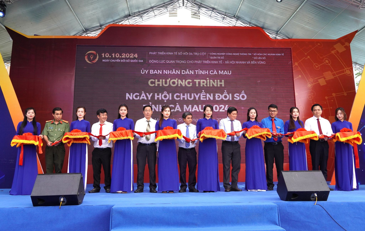 Các đại biểu cắt băng khánh thành hưởng ứng ngày chuyển đổi số.