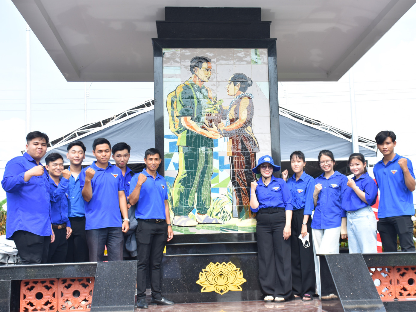 Các bạn đoàn viên thanh niên thể hiện quyết tâm đóng góp sức trẻ trong việc xây dựng, bảo vệ đất nước.