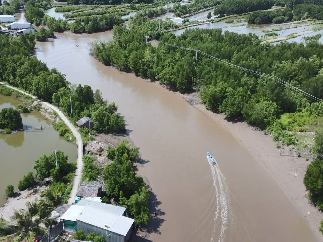 Do đặc thù địa hình sông ngòi chằng chịt, hầu như trường học nào ở vùng Đất Mũi (huyện Ngọc Hiển, Cà Mau) cũng có học sinh đi học bằng phương tiện thủy.