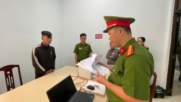 Công an tống đạt quyết định khởi tố đối với Nguyên. Ảnh: Công an tỉnh Bạc Liêu.