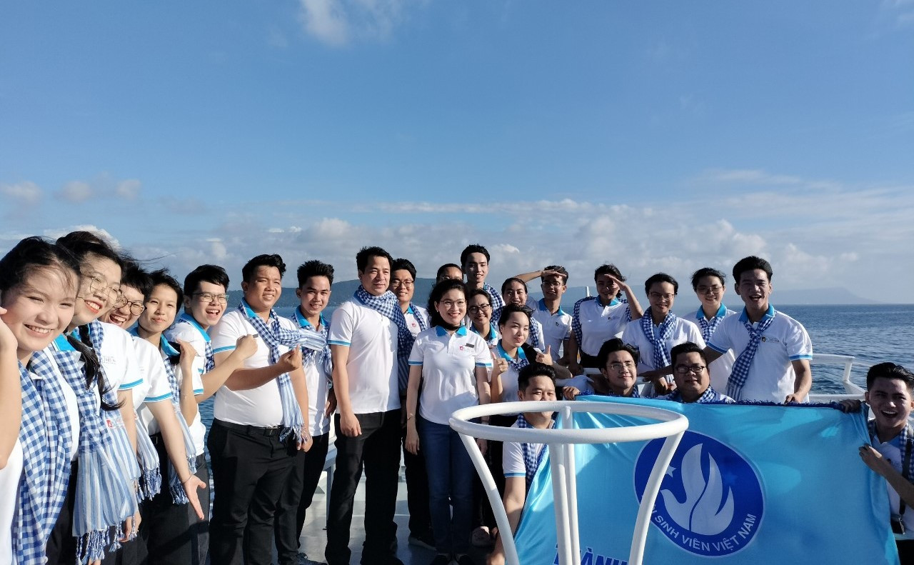 Anh Ngô Văn Cương - Bí thư T.Ư Đoàn chụp ảnh lưu niệm cùng các bạn trẻ.