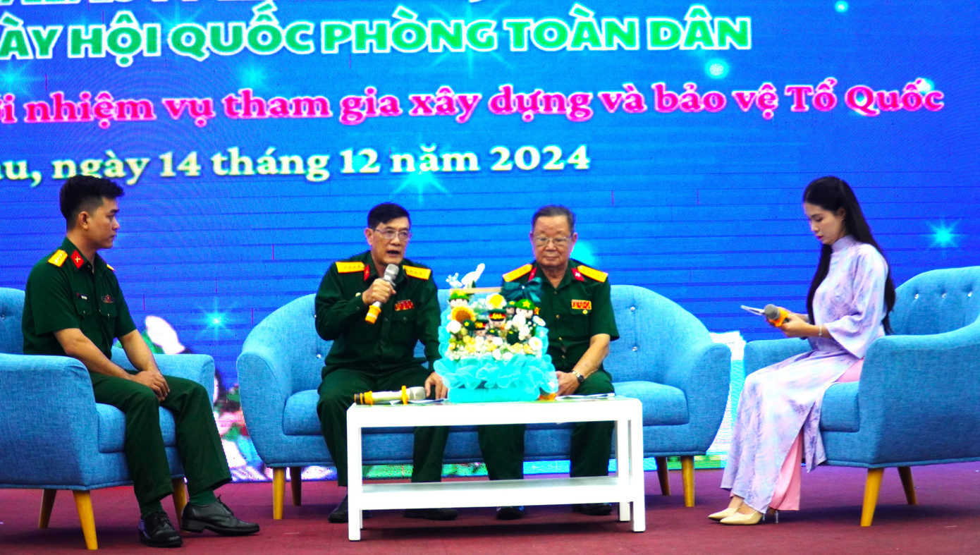 Các thế hệ cán bộ, chiến sĩ ôn lại truyền thống vẻ vang của Quân đội Nhân dân Việt Nam.