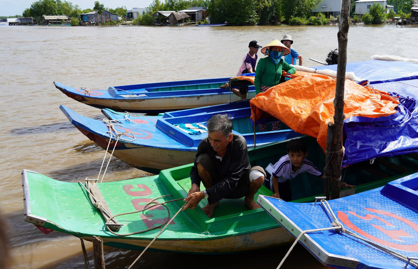 Để đảm bảo an toàn cho con đến trường, nhiều phụ huynh đưa con đi học rồi ở lại đợi rước con về.
