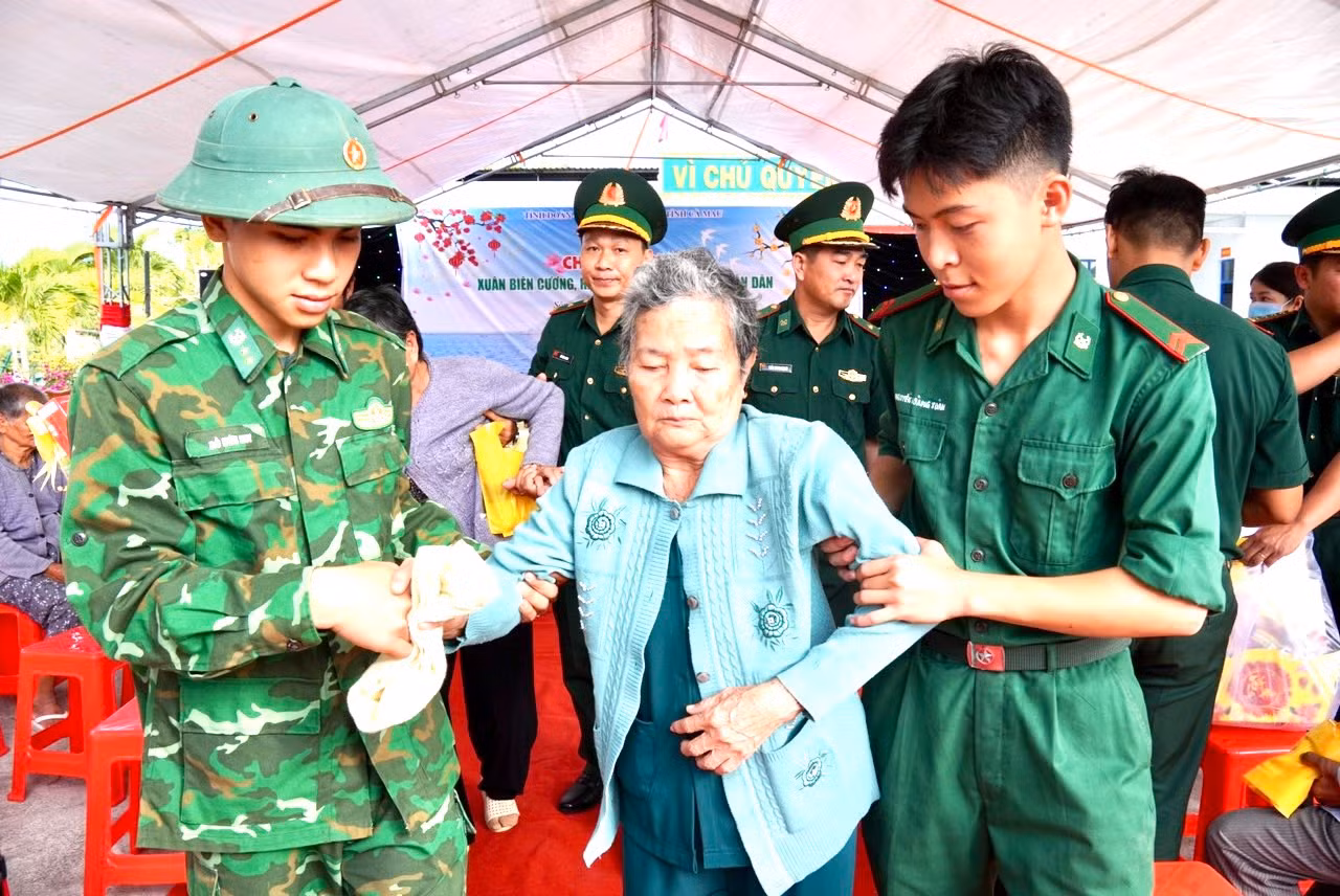 Cán bộ, chiến sĩ hỗ trợ người dân khám bệnh. Cán bộ, chiến sĩ hỗ trợ người dân khám bệnh.
