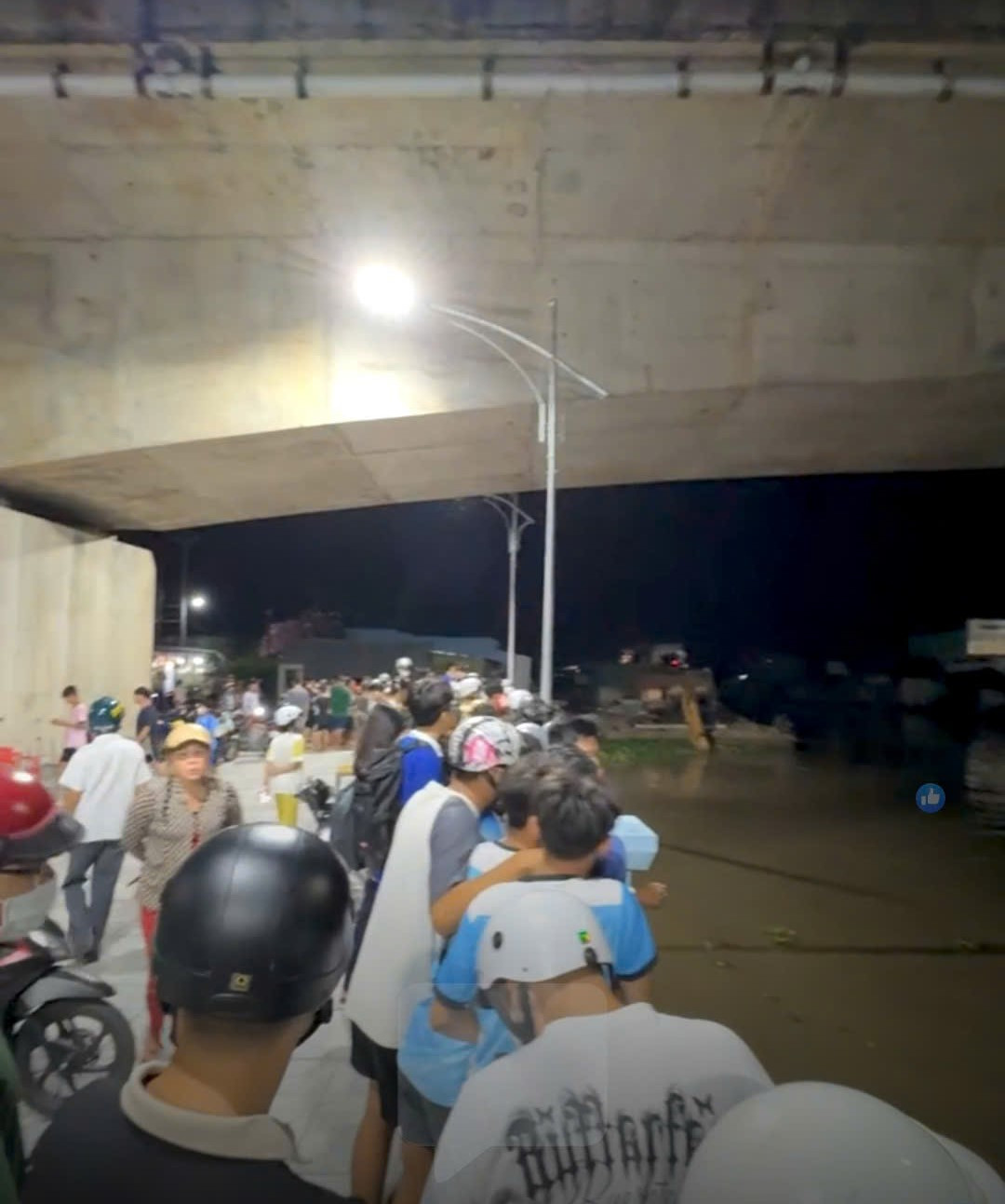 Hình ảnh cắt từ clip người dân quay trực tiếp tìm kiếm nạn nhân nhảy cầu tự tử.