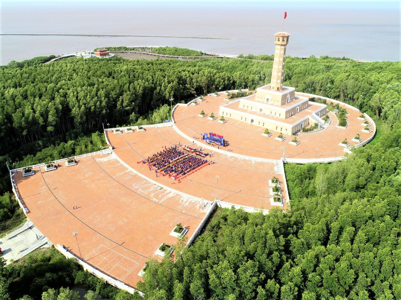 Dịp Tết dương lịch 2024, Khu du lịch Mũi Cà Mau đón hơn 5.200 lượt khách, tăng 120% so với cùng kỳ năm 2023. Ảnh: Văn Dũng.