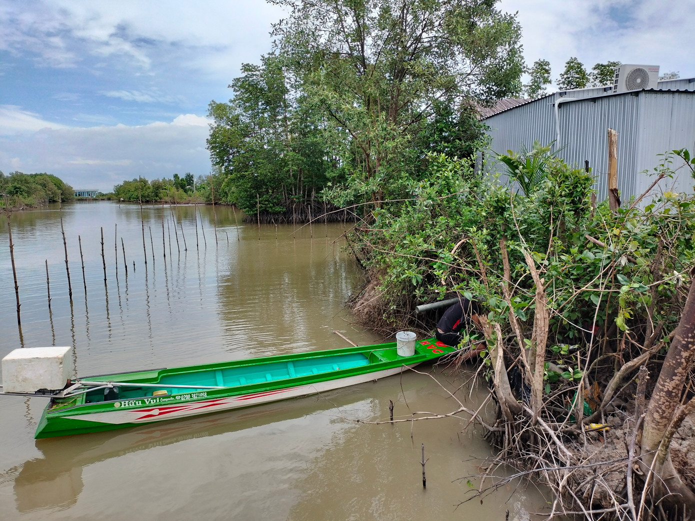 Ông Kim Văn Dân - Trưởng ấp Tân Điền B, xã Thanh Tùng, huyện Đầm Dơi - cho biết: “Xóm chem chép” có 14 hộ nhưng có đến 11 hộ nghèo sinh sống bằng nghề bắt chem chép. Người dân ở đây đa phần đều không biết chữ, không đất sản xuất.