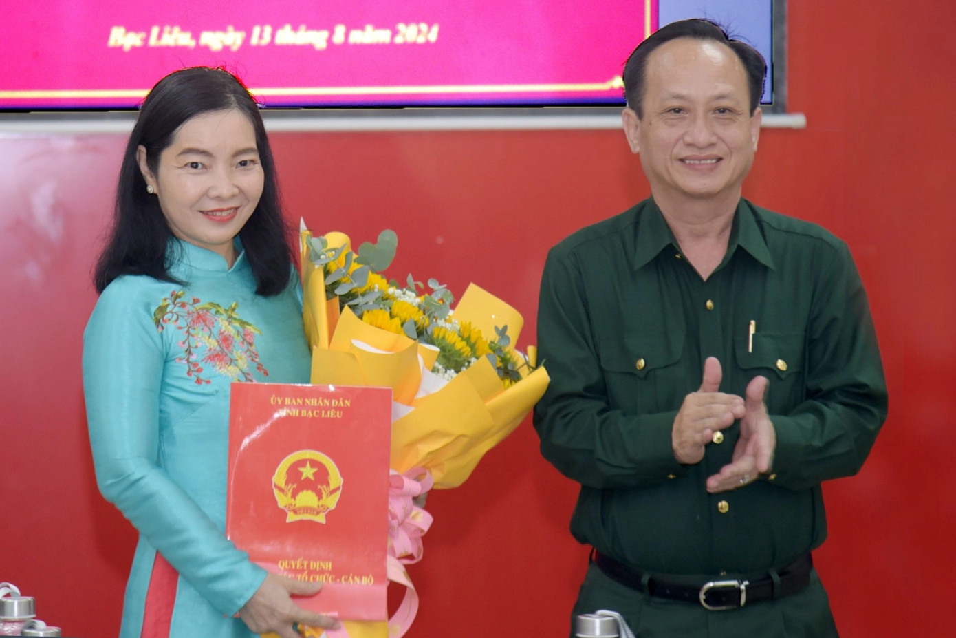 Ông Phạm Văn Thiều - Chủ tịch UBND tỉnh Bạc Liêu trao quyết định bổ nhiệm bà Cao Xuân Thu Ngọc giữ chức vụ Phó Giám đốc Đài PT-TH tỉnh. Ảnh: CTV.