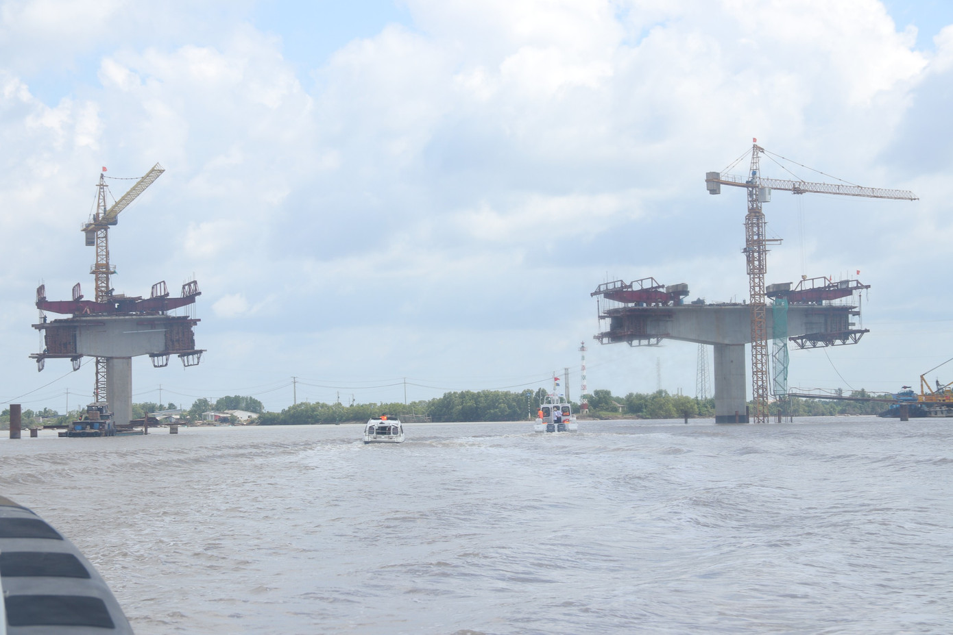 Nhà thầu đang triển khai 7/7 gói thầu xây lắp. Chủ đầu tư đôn đốc nhà thầu huy động tối đa nhân công, máy móc, làm việc xuyên lễ, tết để đẩy nhanh tiến độ hoàn thành dự án. Nhà thầu đang triển khai 7/7 gói thầu xây lắp. Chủ đầu tư đôn đốc nhà thầu huy động tối đa nhân công, máy móc, làm việc xuyên lễ, tết để đẩy nhanh tiến độ hoàn thành dự án.